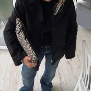 Svart jacka med dragkedja - Säljer en svart jacka med dragkedja framtill. Den har en enkel och stilren design med långa ärmar och en normal passform. Perfekt för höst och vår💞säljer pga att jag måste rensa!