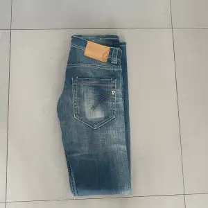 ett par riktigt snygga dondup jeans, helt nya, strlk 27, modell slimfit  hör av er vid intresse! 