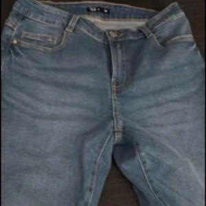Jeans  - Jag säljer ett par jeans i storlek 36 då dom var för långa för mig. 