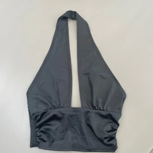 Satin festtopp - Säljer denna söta satin fest toppen från Nelly!! Bra skick. 
