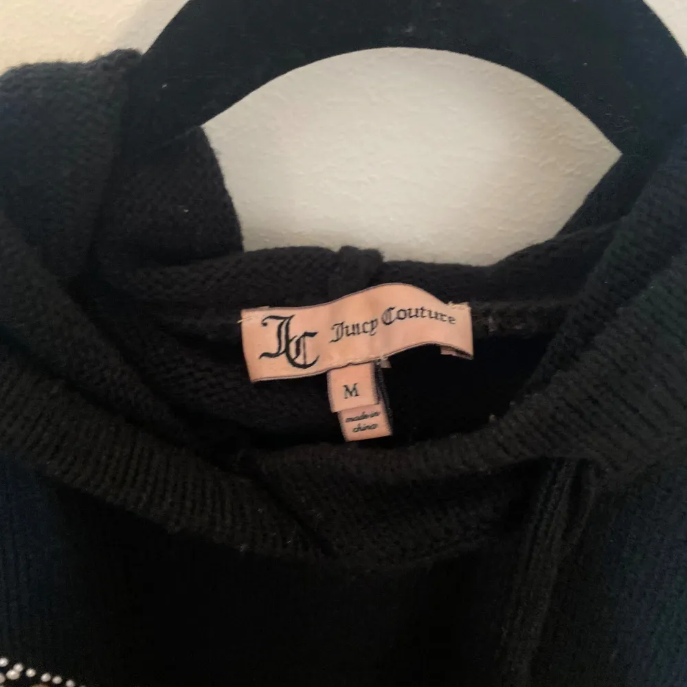 Säljer denna dina Juicy couture tröja då den inte kommer något till användning längre. Frakt tillkommer, pm för fler bilder eller annat✨😊. Hoodies.