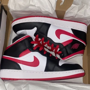 Jordan 1 'mid - Använda cirka 2 gånger, är i bra skick och precis som nya. Pris går att diskutera vid snabb och seriös affär! Passar strl 38-39