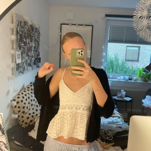 Kofta  - Söt svart stickad kofta 😚💞💞