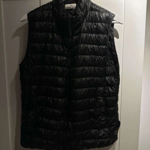 Stone island väst  - Stone island väst äkta   Storlek medium   Möts upp i Karlskoga/degerfors/örebro Postar även 