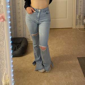 Dessa jeansen är i väldigt bra skick. Dom är använda bara en gång. Modellen är hög midjade bootcut jeans med en slits på båda byxbenen