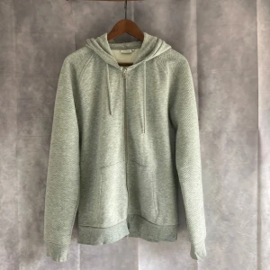 J.Lindeberg Huvtröja - Säljer en skön huvtröja från J.Lindeberg | Storlek M | Perfekt för hösten och vintern | Hör av er vid frågor!⭐️