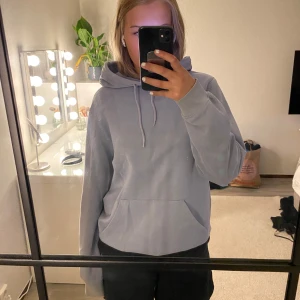 Hoodie - Blå hoodie från HM i storlek XS men passar S lika bra! Köparen står för frakten, hör av er vid frågor!