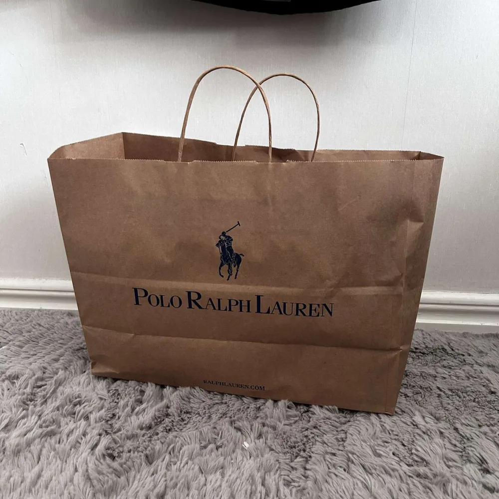 Ralph lauren field jacket till salu I sjukt eftertraktad I nypris 5000kr vårt pris 2599kr I helt ny med tags I skick 10/10 aldrig använd I . Jackor.