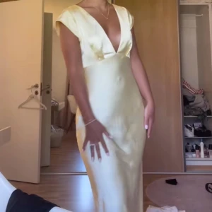 Balklänning  - Säljer denn väldigt fina klänningen, perfekt till bal eller andra festligheter! Säljer då den tyvärr var lite kort på mig som är 164, visas på bild 5. Helt ny med prislapp! Köptes för 1000!