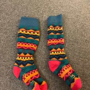 Burton skidstrumpor  - Tjocka varma skidstrumpor från Burton. Hittar ej storleksmarkering men jag är 36 och kan ha dem. Lite noppriga. 