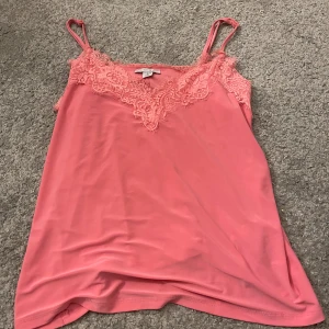 Rosa spetts linne 💕 - Ett rosa spets linne i rosa som är jätte fint men som tyvärr är lite stort för mig 🙃💕