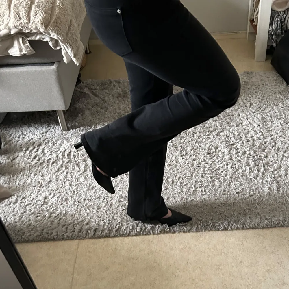 Säljer dessa superfina kitten heels/pumps då de är för små för mig som har storlek 40 på skor, dessa är 38 men passar nog 39 också!🩷. Skor.