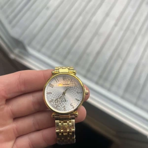 Guldklocka  - Fint skick   Justerbart armband 