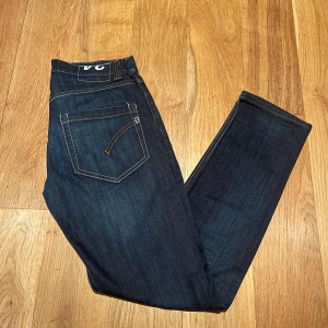 Dondup jeans - Säljer ett par riktigt feta Dondup jeans🔥 i storlek w34 och de är 106 cm långa. Skicket är 9/10 ser ut som nya de kostar ca 3000:- nya. Vid minsta fundering hör av er☺️