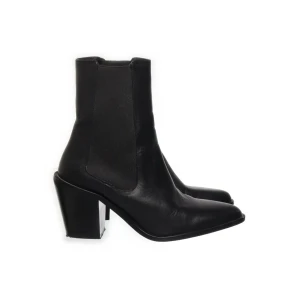 Zara chelsea boots storlek 35 - Zara fint använt skick stoflek 35. 