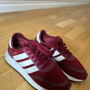 Vinröda Adidas Originals N-5923 sneakers - Bra skick, lite skavanker som syns på bilderna, annars jättefina och sköna.  Storlek 36, normal i storlek.