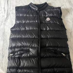 Moncler väst!  Nästan oanvänd! 