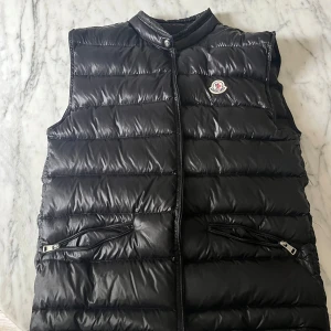 Moncler Väst! - Moncler väst!  Nästan oanvänd! 
