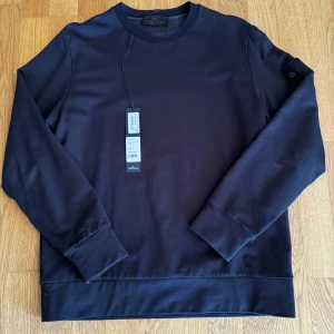 stone island ghost piece crewneck sweatshirt - En svart stone island ghost tröja i nyskick, köpt på Firmament i Berlin för 360 euro 4110 SEK, kvitto finns, storlek M