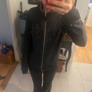 Väldigt fin guess tröja/zip up hoodie (utan luva). Väldigt fint skick och cool design med pärlor!😊 Egentligen storlek L men väldigt liten i storleken så skulle säga att den sitter som XS/S🥰