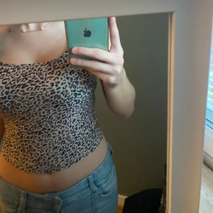 Leopardmönstrad croppad topp - Säljer en supercool leopardmönstrad croppad topp. Den är tight och perfekt för en utekväll eller fest. Perfekt för att styla med jeans eller kjol! pris kan diskuteras 💋