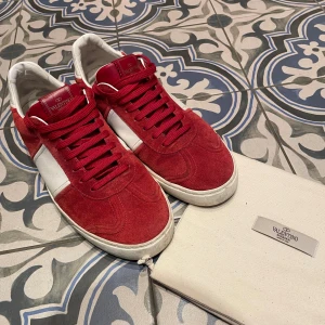 Valentino flycrew  - Säljer ett par valentino skor i storlek 43, Bedöm själv skicket på skorna.  Skriv vid minsta fråga!