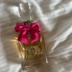 Viva La Juicy parfym  - Parfym från Juicy Couture. Endast testad och säljer då jag redan har en likadan. Har tyvärr ej kvar förpackningen. Bläddra för doftbeskrivning. 30ml. Nypris 625kr, säljer för 350kr. 