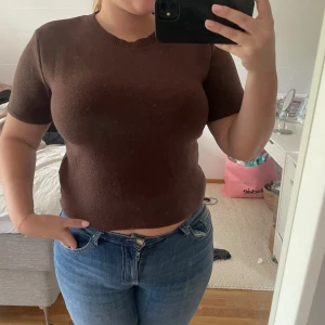 Stickad t-shirt  - Sååå fin stickad t-shirt ifrån Zara i en perfekt höstfärg. Storlek L men är liten i storleken. Använt skick men inga synliga defekter. 