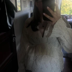 Boho Blus - Krämfärgad blus från Ginatricot. Aldrig använd endast testad. Prislapp finns kvar. Skönt material och v-ringad.  Strl M