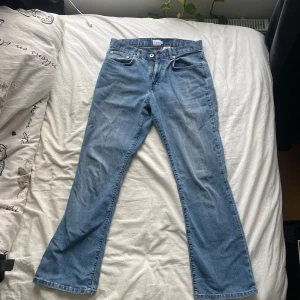 Calvin clein jeans  - Calvin clein jeans med utsvängda ben och medelhög midja. Storlek 8 vilket jag tror motsvarar 38