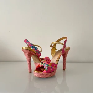 Sommar klackskor - Begagnade China Girl klackar på 12cm. Jätte fina men visar tecken på användning på sulan ( se sista bilden ). 