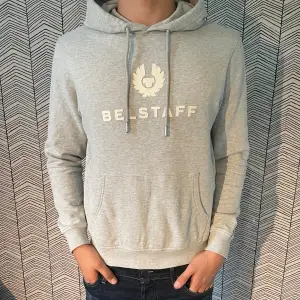 Riktigt snygg belstaff hoodie i top skick! Nypris ligger på runt 2000 kr. Säljer pga att jag inte använder den! Skriv vid frågor och intresse!