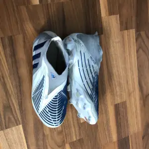 Storlek 42-44. Skick använda. Modell adidas predator edge + Nypris 3000kr mitt pris 500kr men kan förhandlas. hör av er om ni har några frågor.