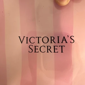 Victoria’S secret nessisär  - Ovanlig nessisär av Victoria’s secret. Säljer pågrund av att den ej kommer till andvändning