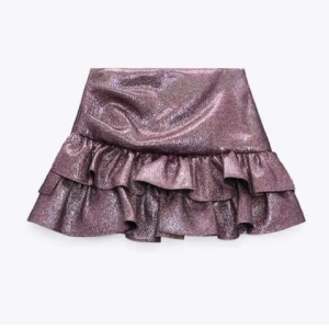 ZARA KJOL💞 - Trendig zara kjol som ej säljs längre storlek M men passar även någon som i vanliga fall bär S i kjolar. Säljer pågrund av att den tyvärr inte kommer till användning längre. Den är köpt här på Plick och är i super bra skick💞