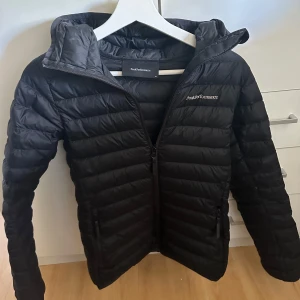 Jacka (peak performance)  - Säljer en ny dam peak performance jacka som ändast är tesdad. Perfekt nu till hösten 🍁Jackan är i storlek Xs. 