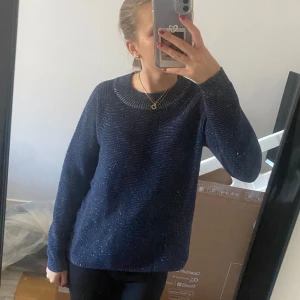 Glittrig stickad tröja - Säljer denna superfina glittriga tröja i mörkblått. Den är superfin men tycker inte den passar mig☺️