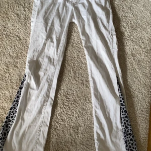 Vita leopard jeans  - Köpt dom på plick, leoparden längst ner ser ut att vara egen sydd 