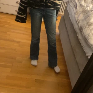 Mid waist jeans  - ( dom har en fläck på benet och hål i bakfickan)