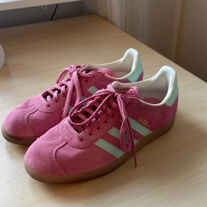 Adidas skor - Rosa och blå Adidas gazelle skor, använda Max fem gånger! Inte sett denhär färgkombinationen, rosa och ljusblå, någonstans. Färgen är mer rättvis på två första bilderna. Köpta för 1400kr 🥰