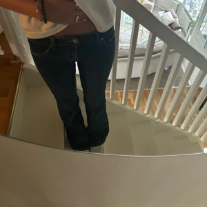 Mörkblå jeans med låg midja - Säljer ett par snygga mörkblå jeans med låg midja helt oanvända. midjemått rakt över 34 cm, innerbenslängden 77 cm