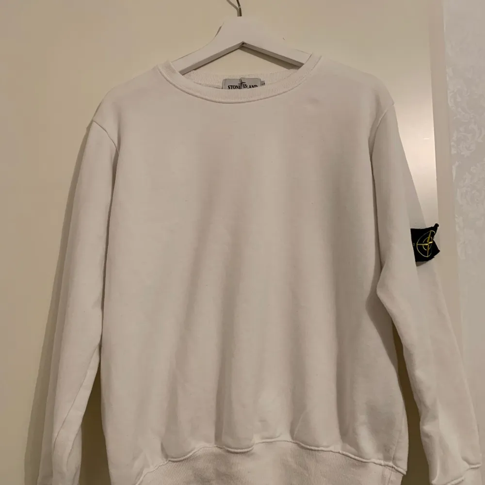 Säljer en fin stone island hoddie. Väldigt fint skick. . Hoodies.