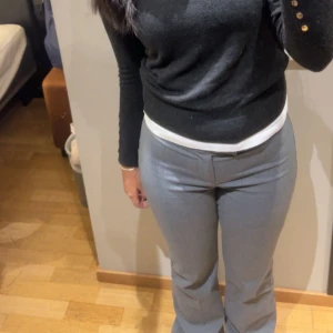 Grå kostym byxor - Säljer dessa fina grå kostym byxor från Nelly då jag tyvörr växt ur de. De är väl använda men inget märkvärdigt slitage på de. Man ser att de nopprat lite på sista bilden, inget man tänker på när de är på! Skriv för fler bilder eller frågor💞💞