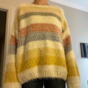 Stickad tröja - Hej, jag säljer denna supersnygga stickade fluff tröjan!