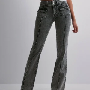 Jättesnygga grå/mörka jeans  - Jätte snygga grå/mörka jeans ifrån Nelly. Storlek 32 och endast använda 1 gång.  Skriv privat för mer bilder. Köpare står för frakt 