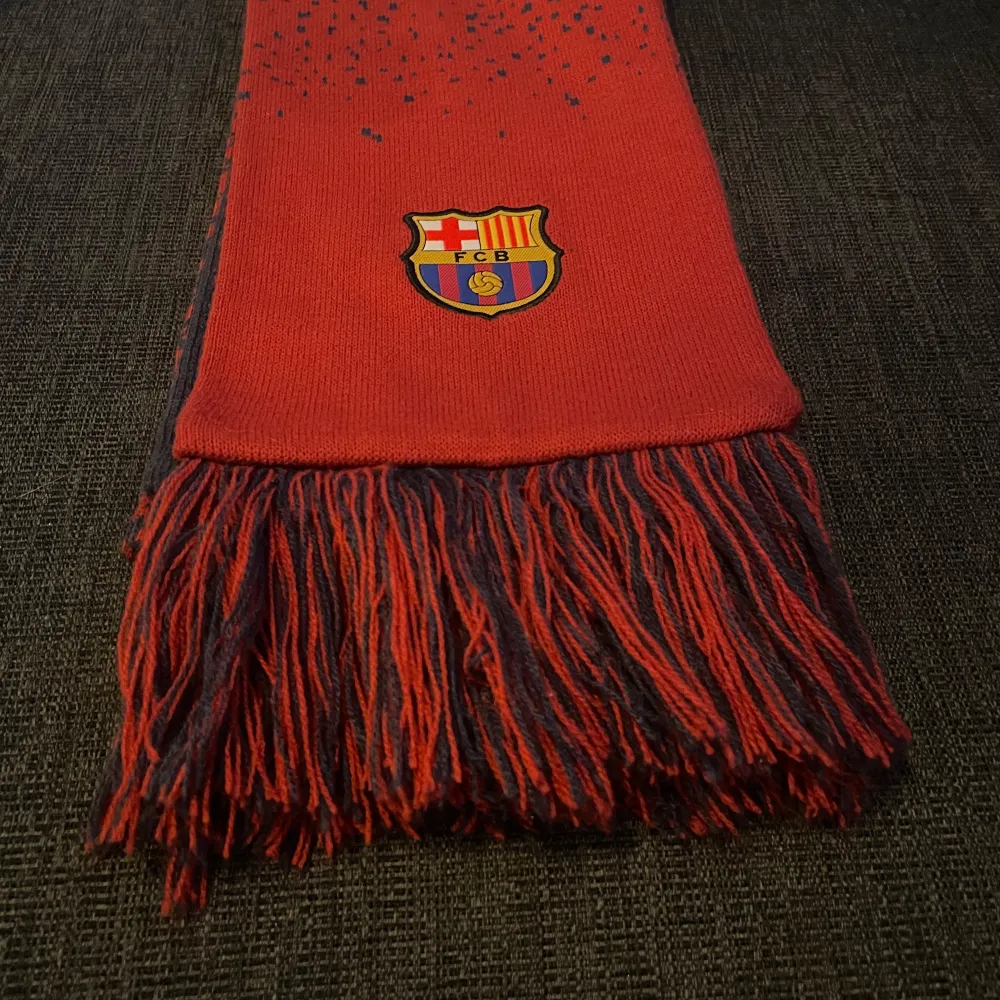 Säljer min FC Barcelona Nike halsduk, då jag inte har någon användning för den. Halsduken är 150 cm lång och 19 cm bred. Hör gärna av dig om du har några frågor. Priset går att diskuteras.. Övrigt.