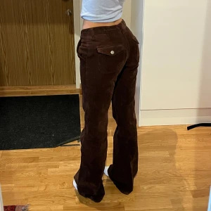 Bruna lågmidjade manchesterbyxor - Bruna lågmidjade manchesterbyxor från Brandy Melville. Dessa sitter så fint på men är tyvärr för långa för mig. Är 163cm lång. Skriv vid funderingar💕