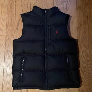 Polo Ralph lauren vest - Polo Ralph lauren väst i en mörk blå färg som passar barn 14-15 säljer den då den är för liten och är använd fåtal gånger.