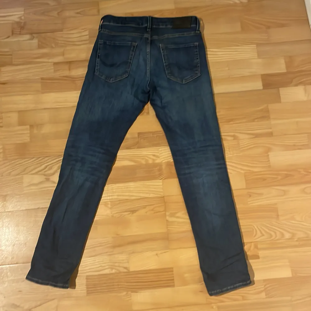 Riktigt najs jeans med bra passform(Slimfit Glenn). Inte använda så ofta eftersom de är förstora. Kom gärna med prisförslag!!!. Jeans & Byxor.