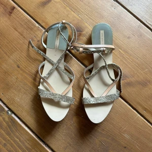 Sandaler - Sandaler från zara använda några timmar en dag. Nypris 599